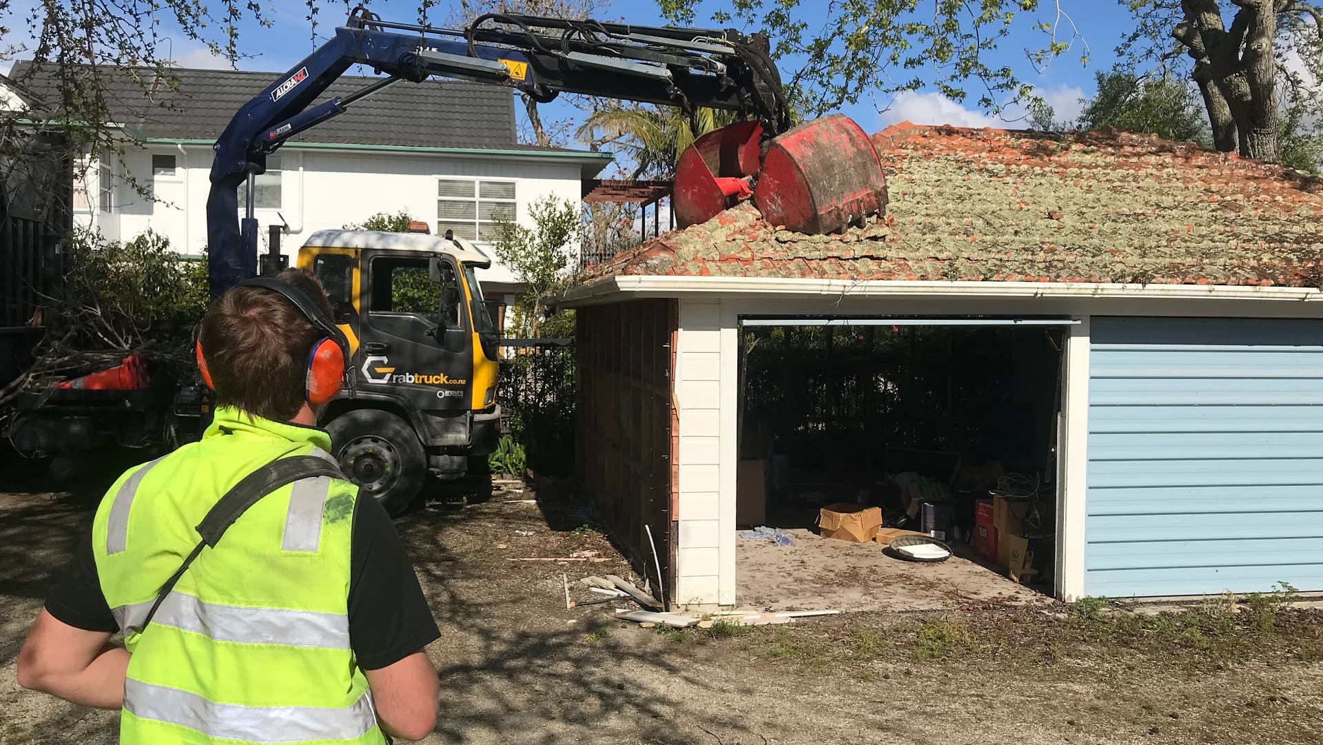 GrabTruck Auckland Wide Waste Removal Grab Truck Hire Service